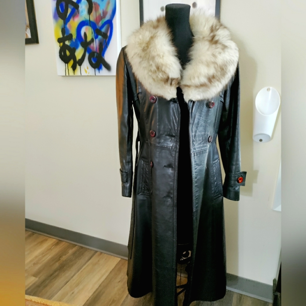 VINTAGE (1980'S) BLACK LEATHER COAT WITH FUR COLLAR